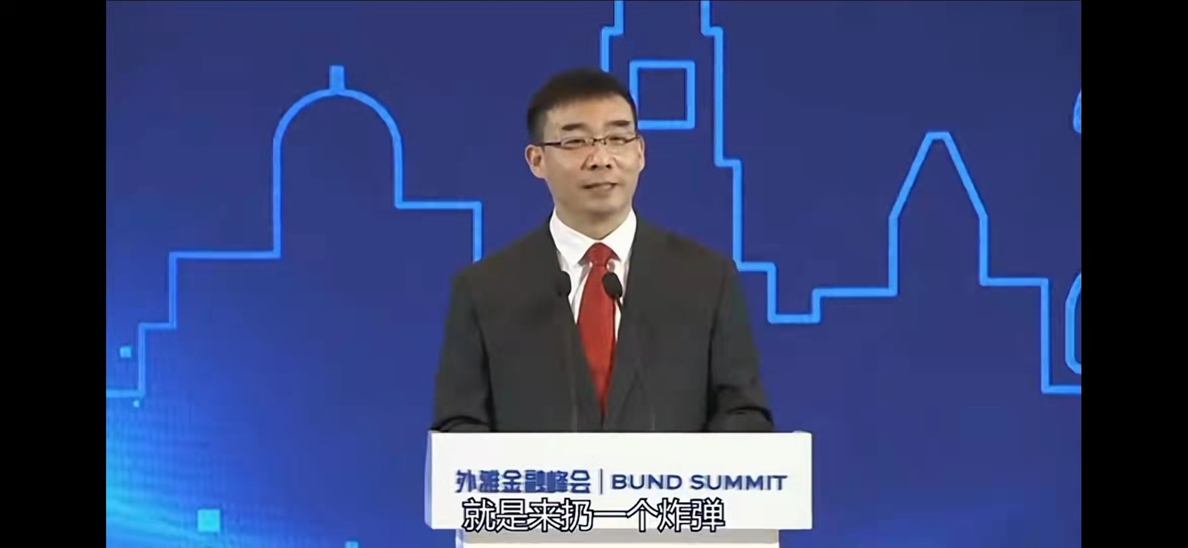 2020年上海外滩金融峰会上,当主持人请马云上台发言介绍说马云是来"掷