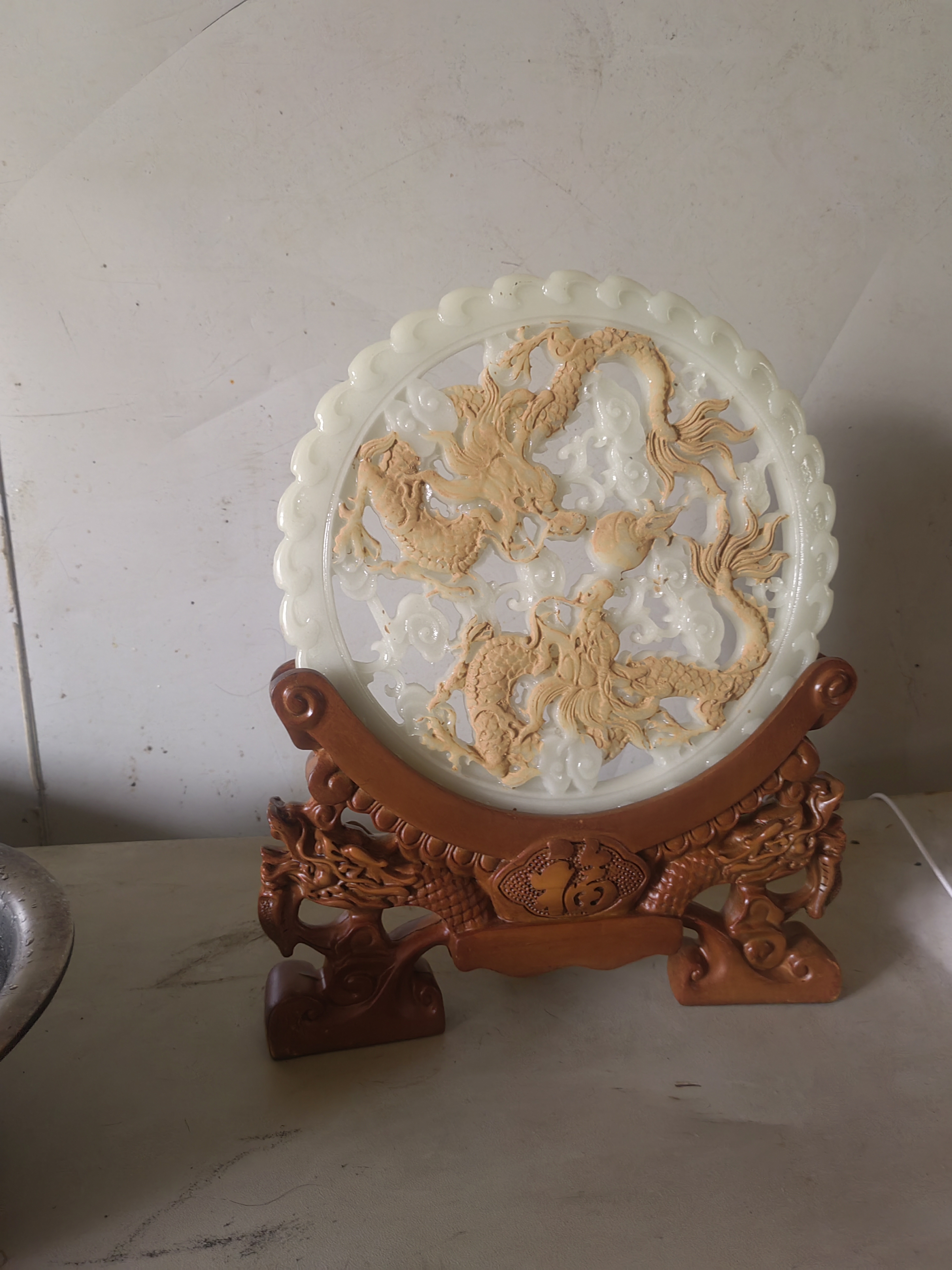 雕刻有龙图案的玉盘,细节之处彰显匠心独运.