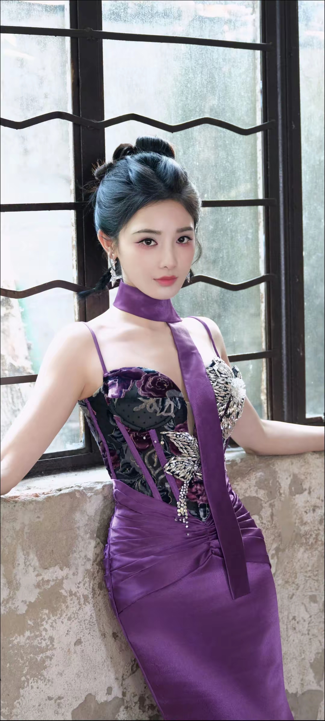 彭小苒: 90后,身高160左右,体重43kg左右.