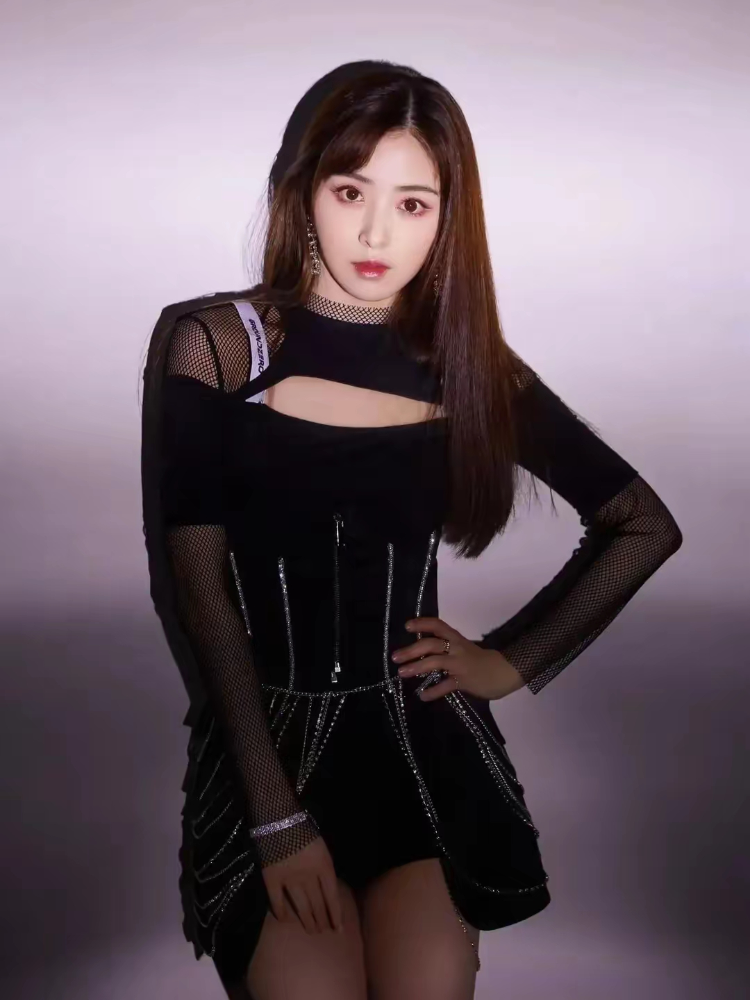 张含韵这身开始走性感路线了吗?一身黑色渔网上衣搭配短裙也是挺美的!