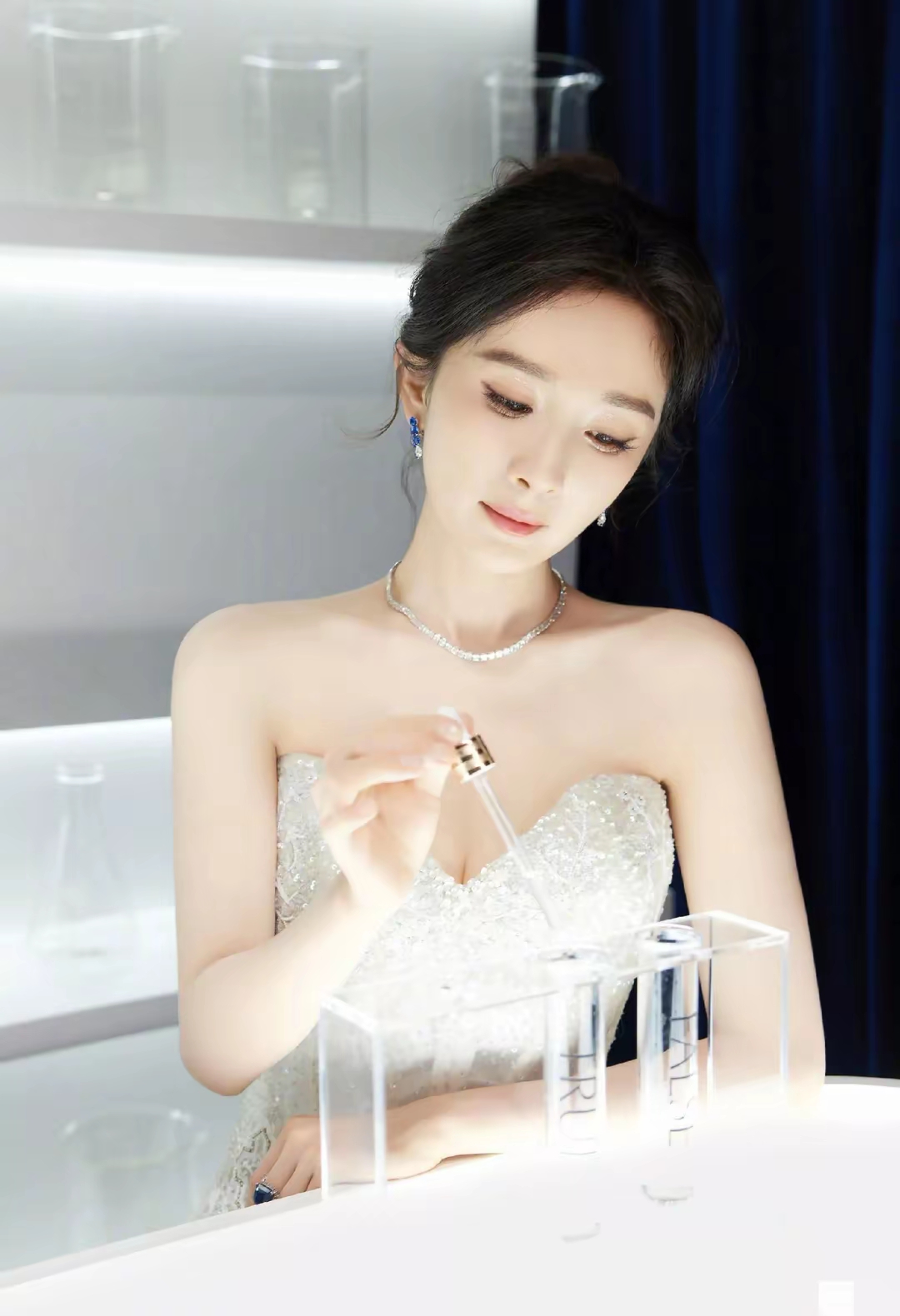 杨幂: 这也太美了吧,配上白色抹胸薄纱礼服,这皮肤真是显得更加的白!