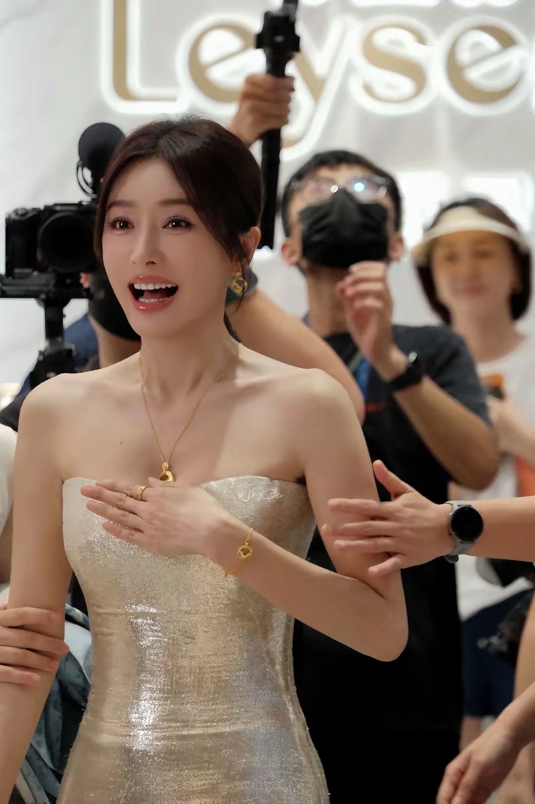 秦岚: 一身琉璃金色抹胸礼服参加线下活动的样子好可爱,尤其是捂胸
