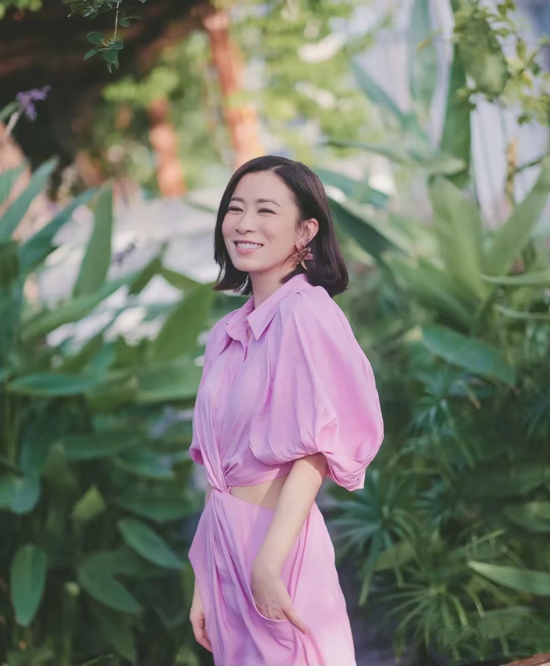 曾经的"tvb一姐"佘诗曼: 交往过10多个男友,马上50了至今未婚,有点太