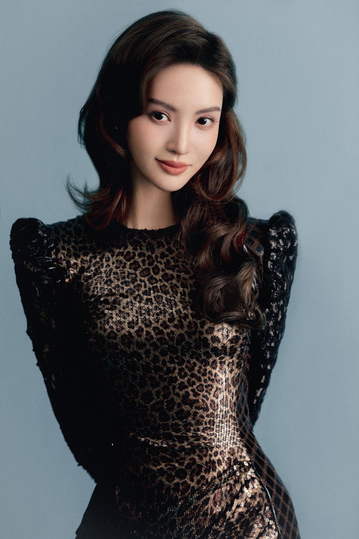 金晨: 这一身豹纹性感礼服,把金晨的身材体现的淋漓尽致,不愧是学舞蹈