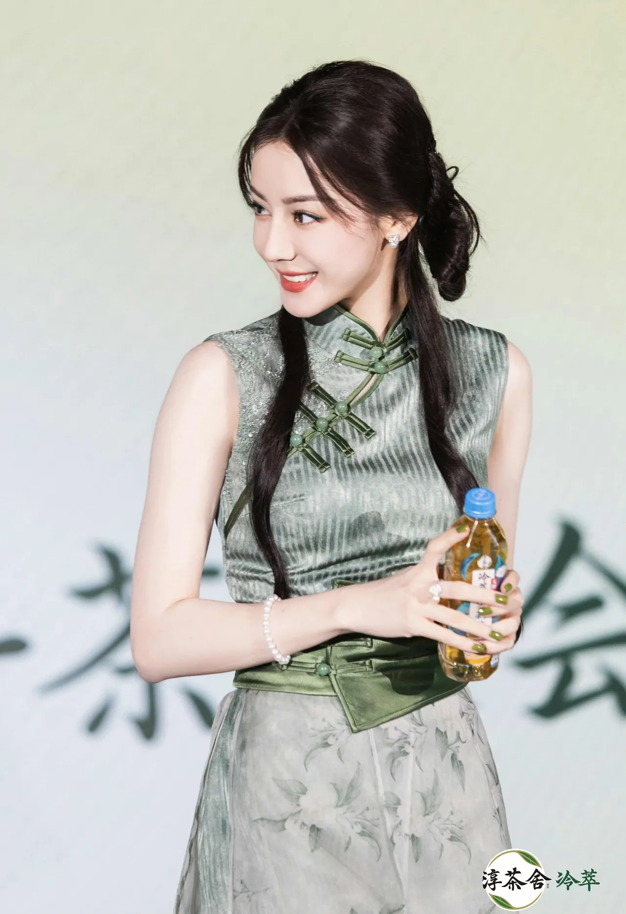 6月22日,迪丽热巴亮相杭州回甘斗茶大会,身着翠绿旗袍裙化身"茉莉花仙