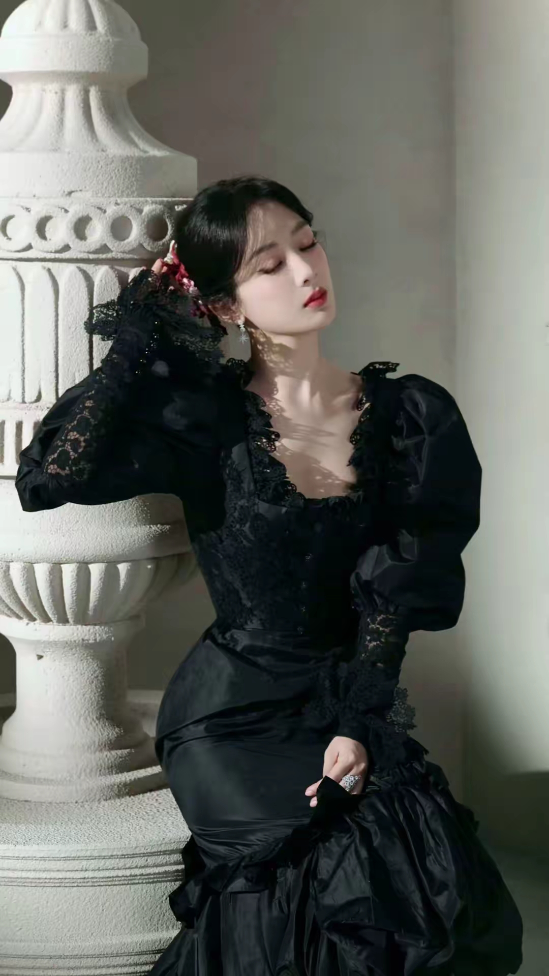 第一次看到杨紫穿黑色衣服的照片,虽然杨紫人长的美,但是走性感路线是