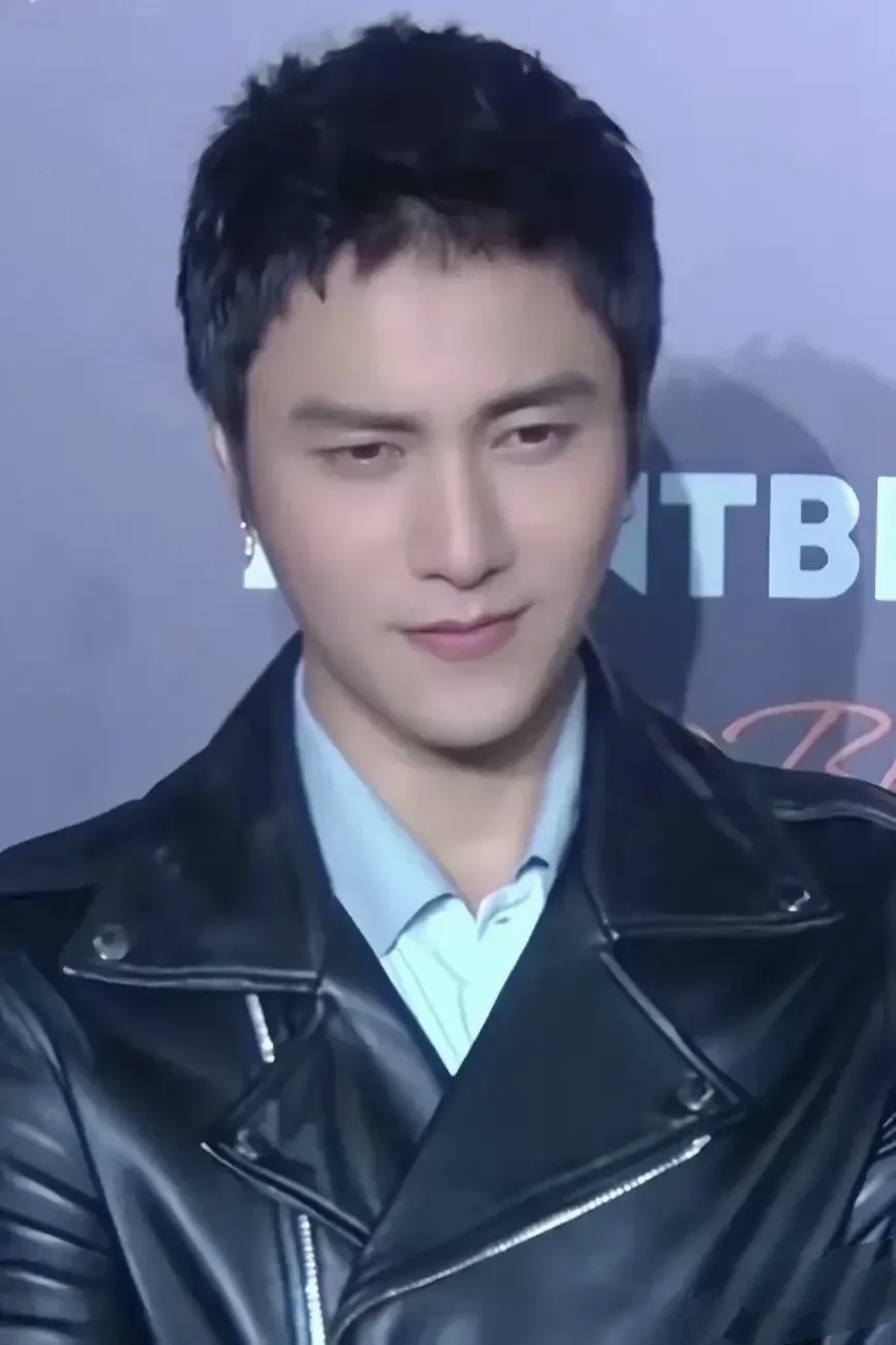 陈坤的脸和以前不一样了,差点没认出来,一眼看过去,还以为是冯绍峰瘦