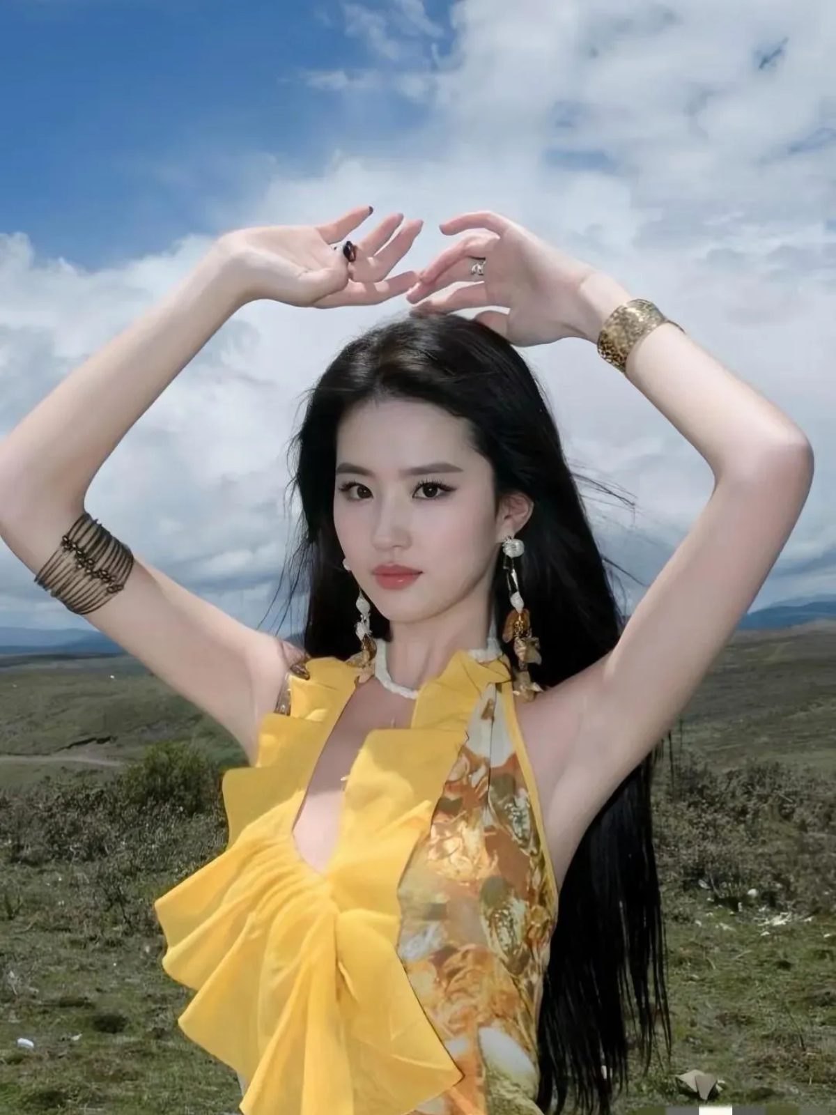 这身黄色的旗袍与绿色的草原形成强烈的对比,使得人物瞬