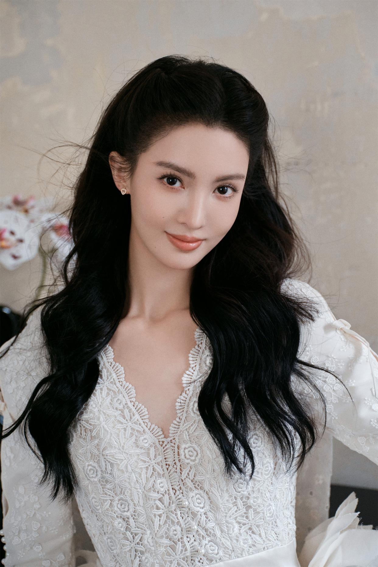 金晨一身白色蕾丝针织装礼服搭配大长发,笑容如花绽放,虽然事业线平坦