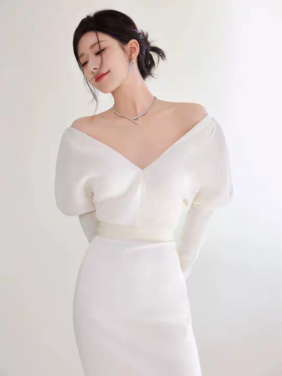 赵露思一身白色露肩高定礼服,美得像朵花儿,看来露丝已经恢复以前的