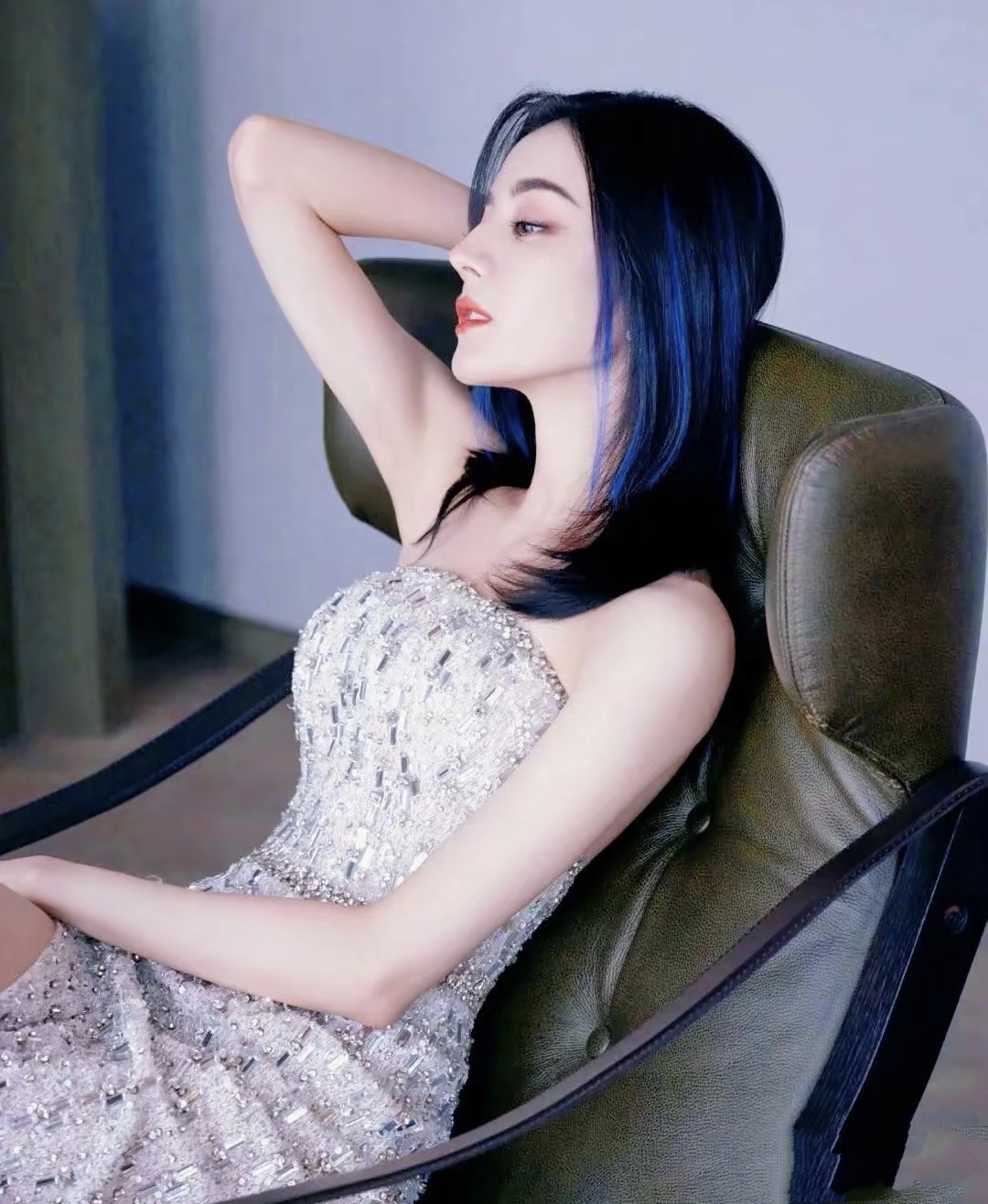 迪丽热巴: 身高169,体重47kg.