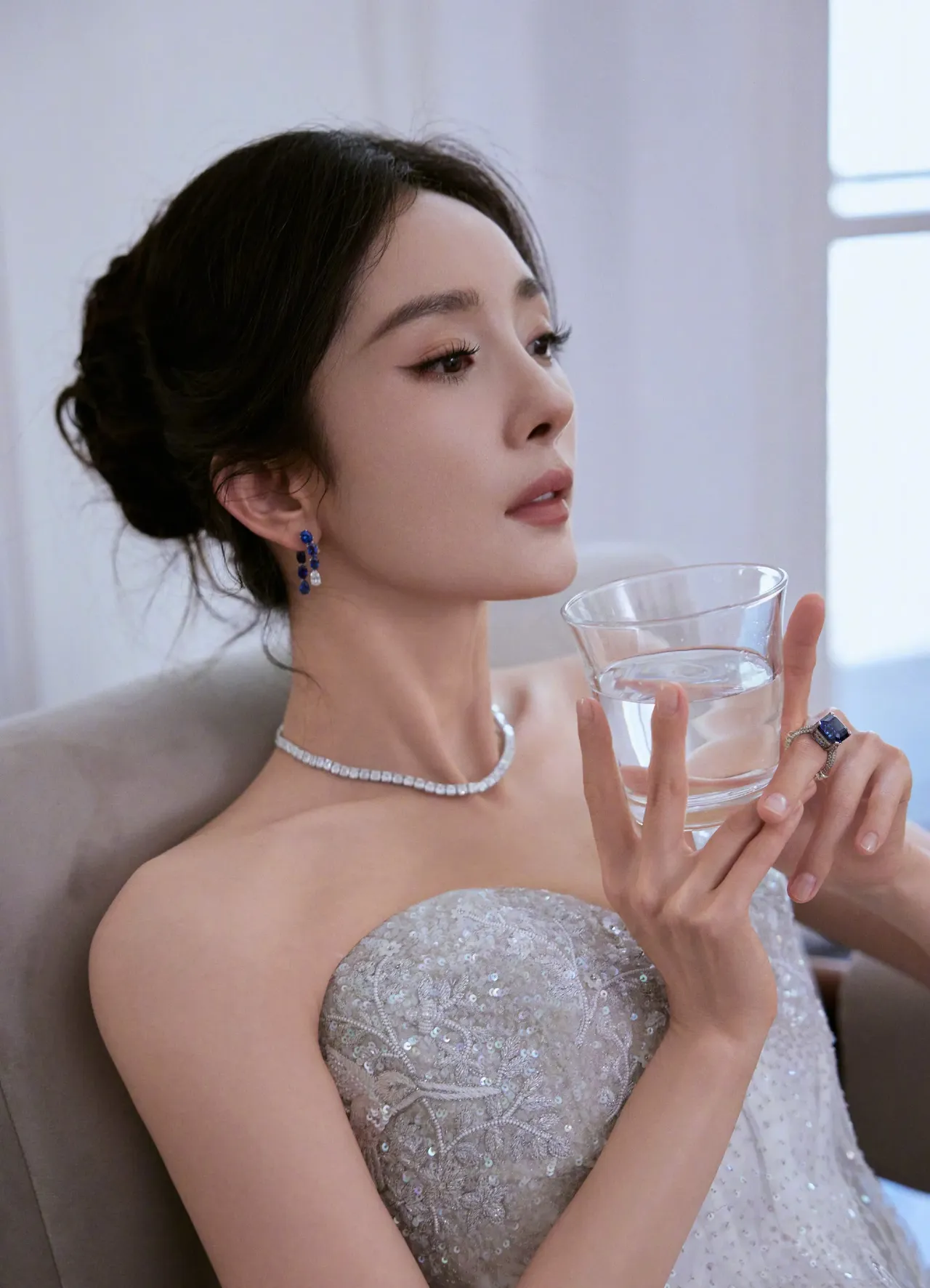 杨幂: 一身洁白星钻抹胸婚纱礼服,真的太好看了,杨幂结婚的时候婚纱也