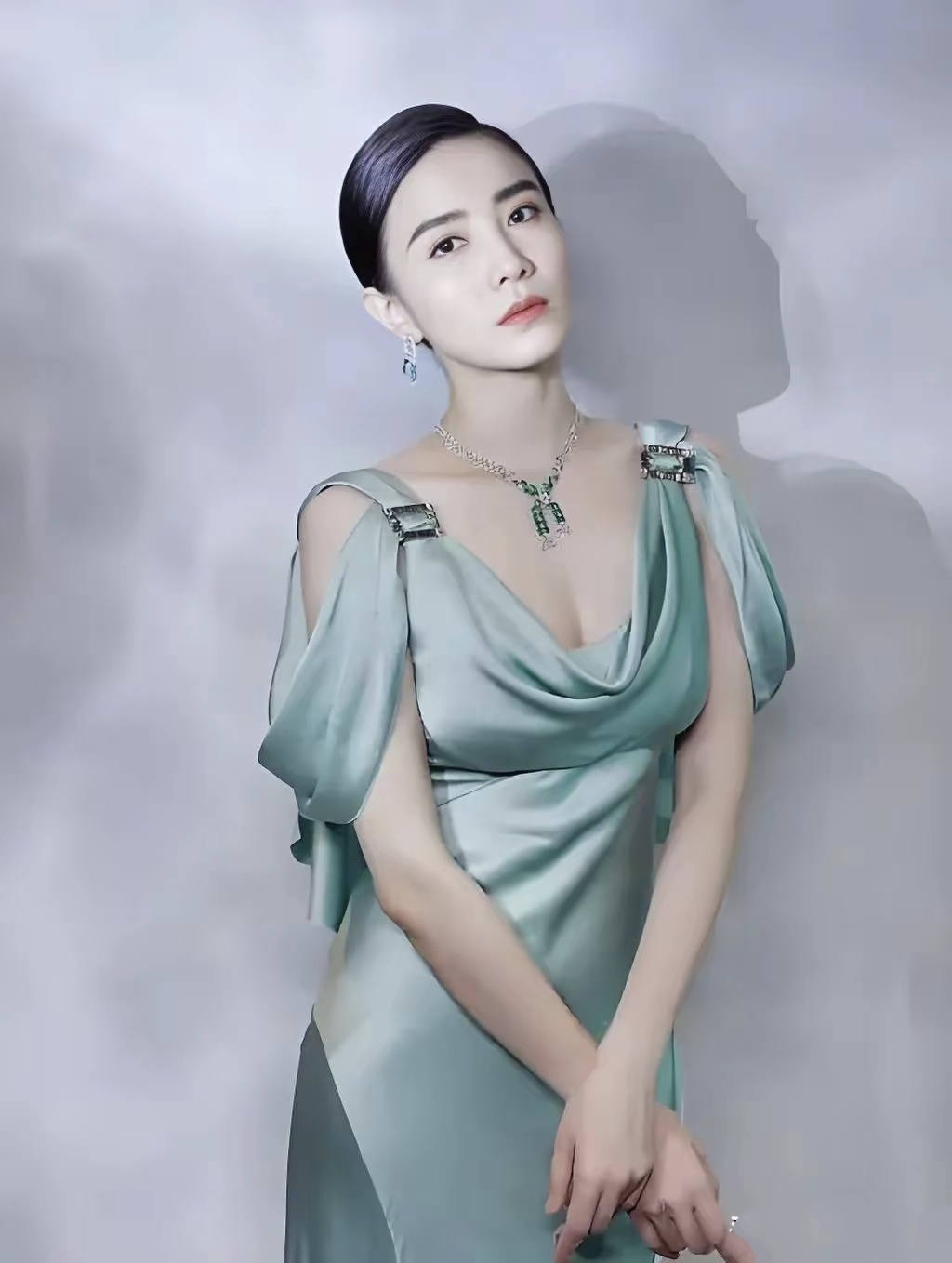 宋佳: 身高173,体重52kg,虽然年龄大了,不过依然是丰腴迷人,韵味十足!