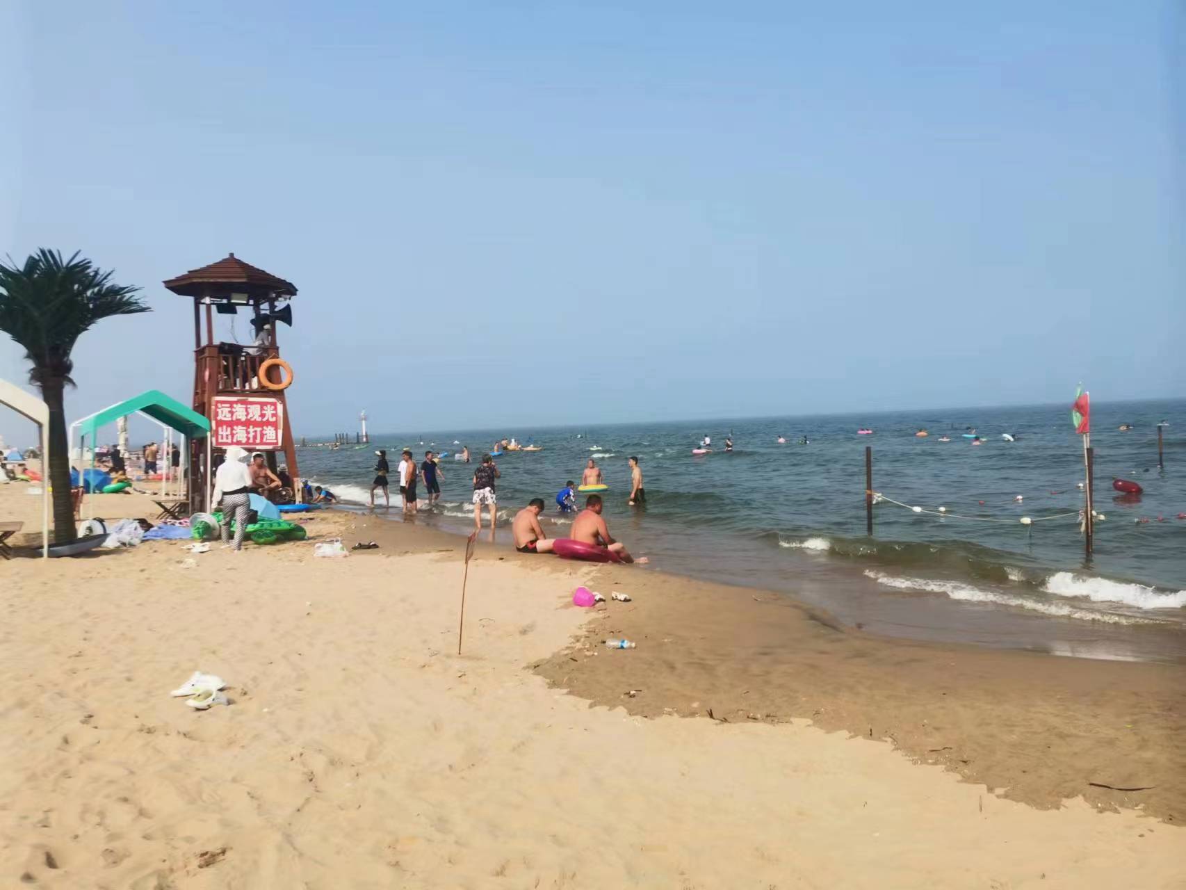 河北唐山乐亭海边.天气越来越热了.海边游玩的人也越来越多了.