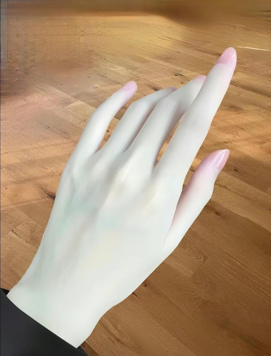 手指纤细,皮肤白皙,真是我见犹怜.