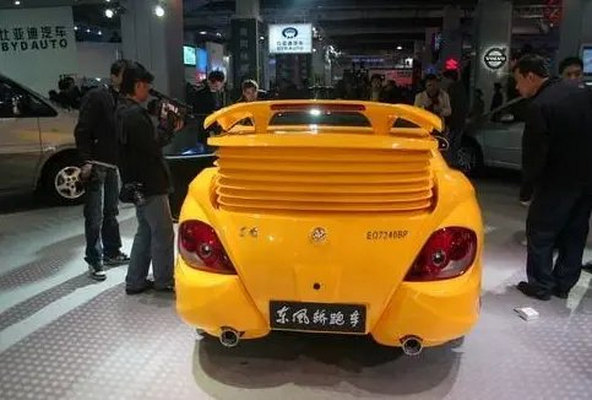 这辆东风轿跑车看起来咋样?是不是很拉风?