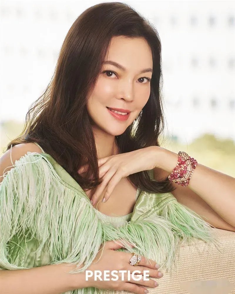 不管是披肩长发或挽着发髻,曾馨莹的每张照片都体现出质感和贵气.