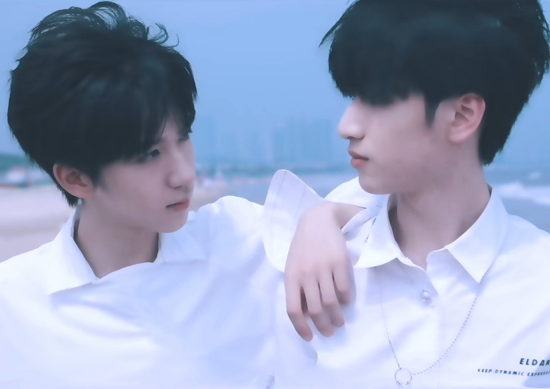 【时代少年团】翔霖近海狂想拍摄高清壁纸 白衣少年  他们的烟花照就