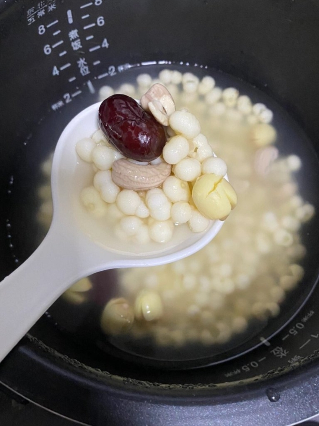 健康种草大赛# 芡实莲子汤 材料:芡实50克,莲子50克,冰糖适量