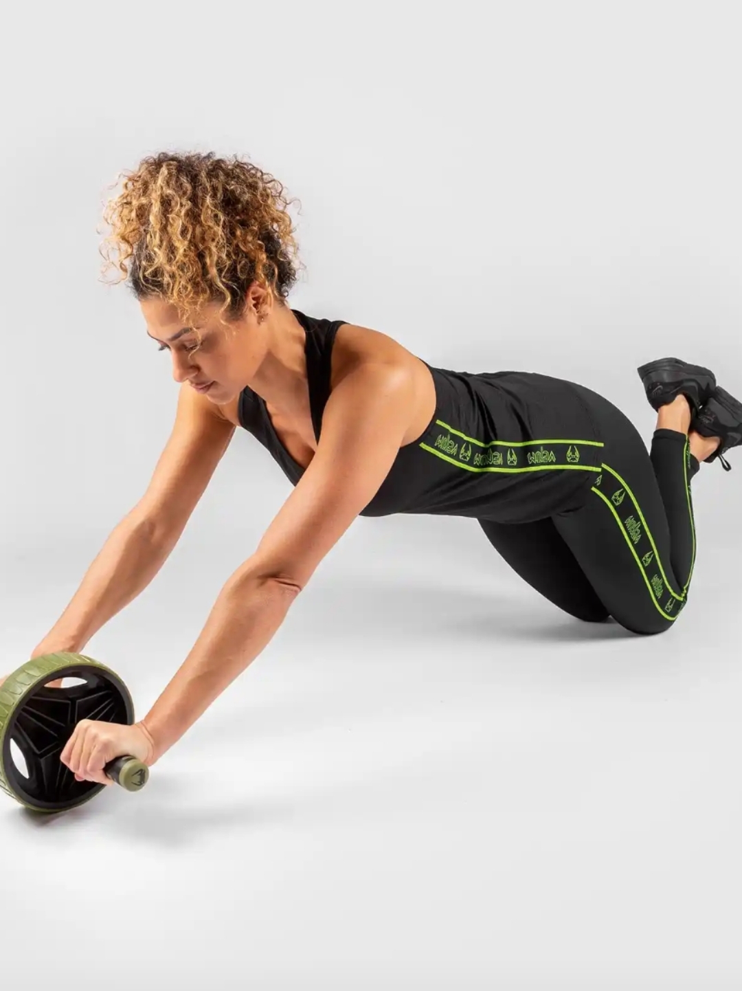 通过滚动动作,它能锻炼腹部,背部和肩部肌肉,适合想要塑造腹部线条和