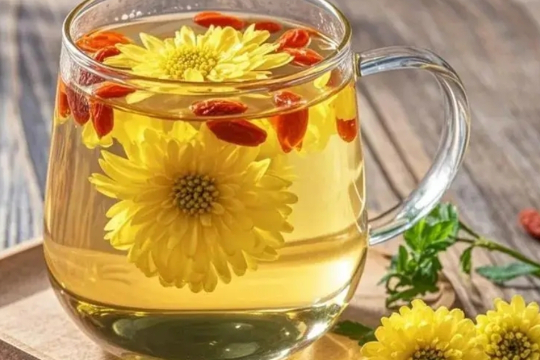 蜂蜜配菊花泡水的功效(蜂蜜配菊花茶的功效与作用) 蜂蜜配菊花泡水的功效(蜂蜜配菊花茶的功效与作用)