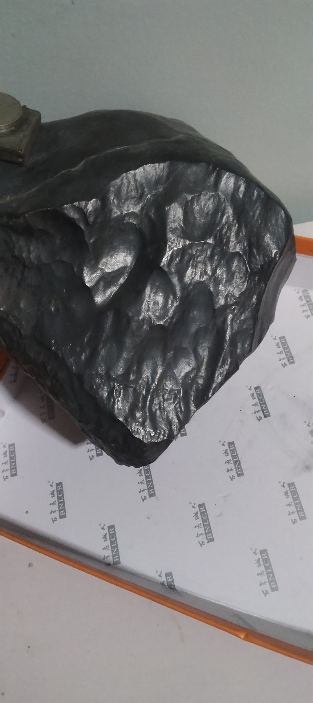 新鲜熔壳石陨石