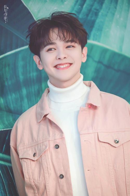 尤长靖的笑容,温暖如春日和风,清新脱俗,让人心情大好.