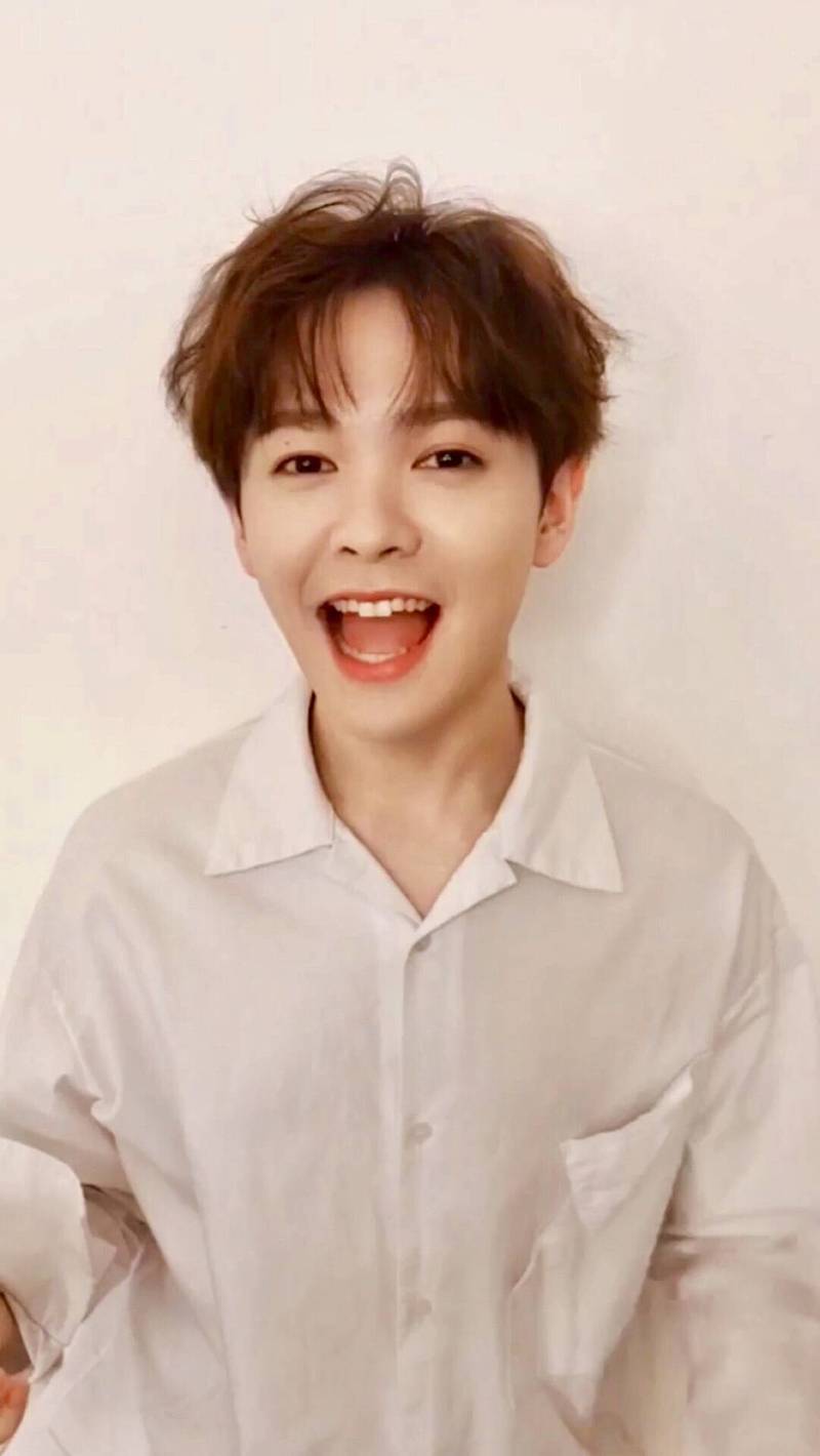 尤长靖的笑容,温暖如春日和风,清新脱俗,让人心情大好.