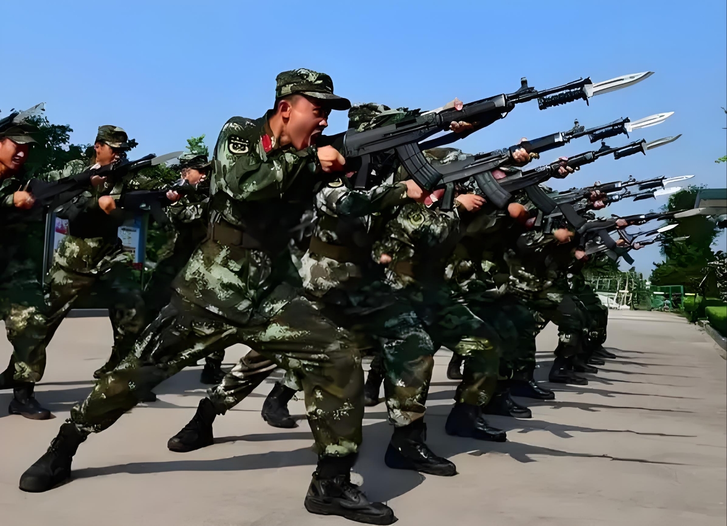 飒爽青春谁还不是"硬核兵哥"?