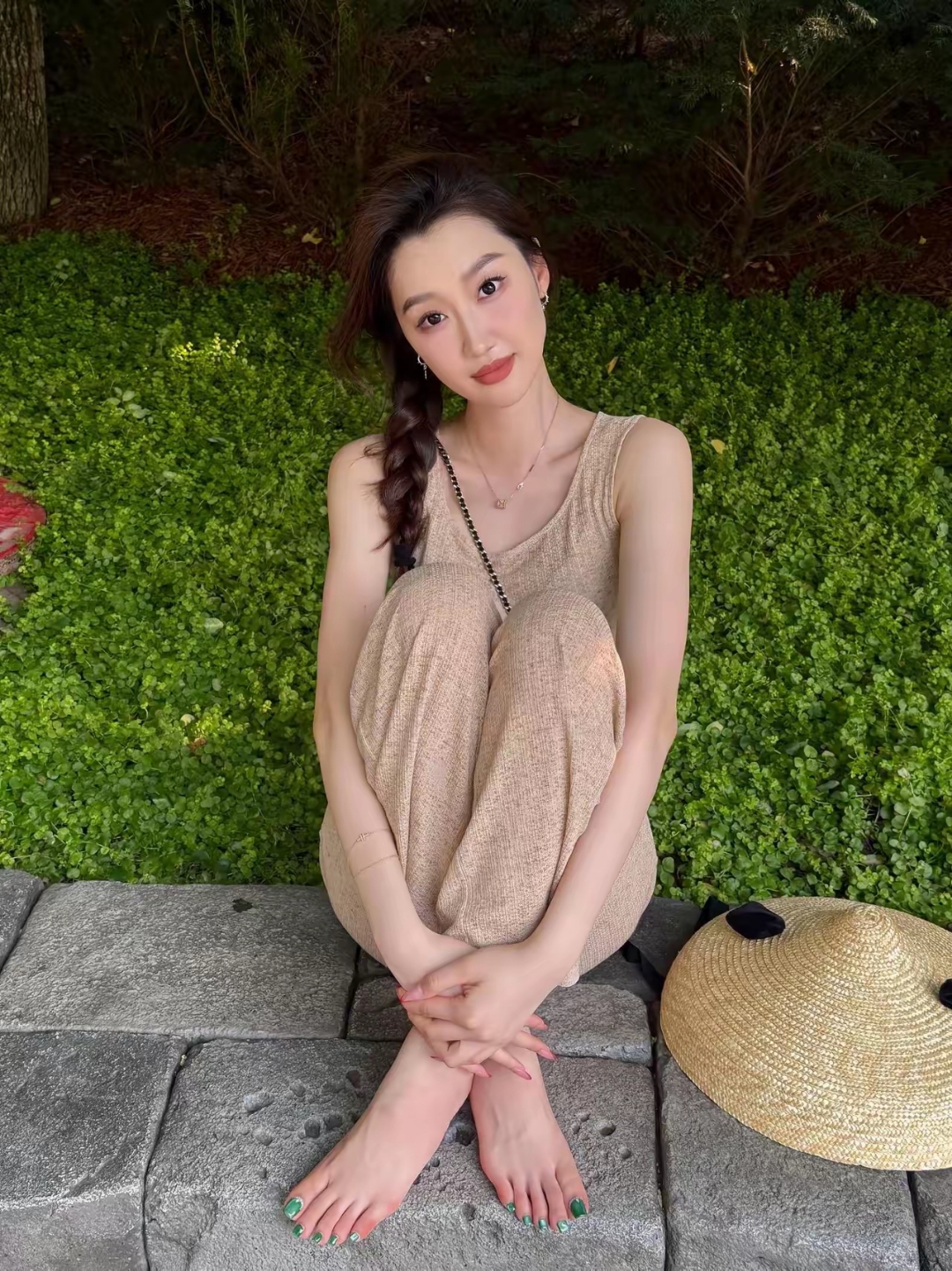 夏日炎炎,我坐在石阶上,赤脚感受着草地的清凉,旁边