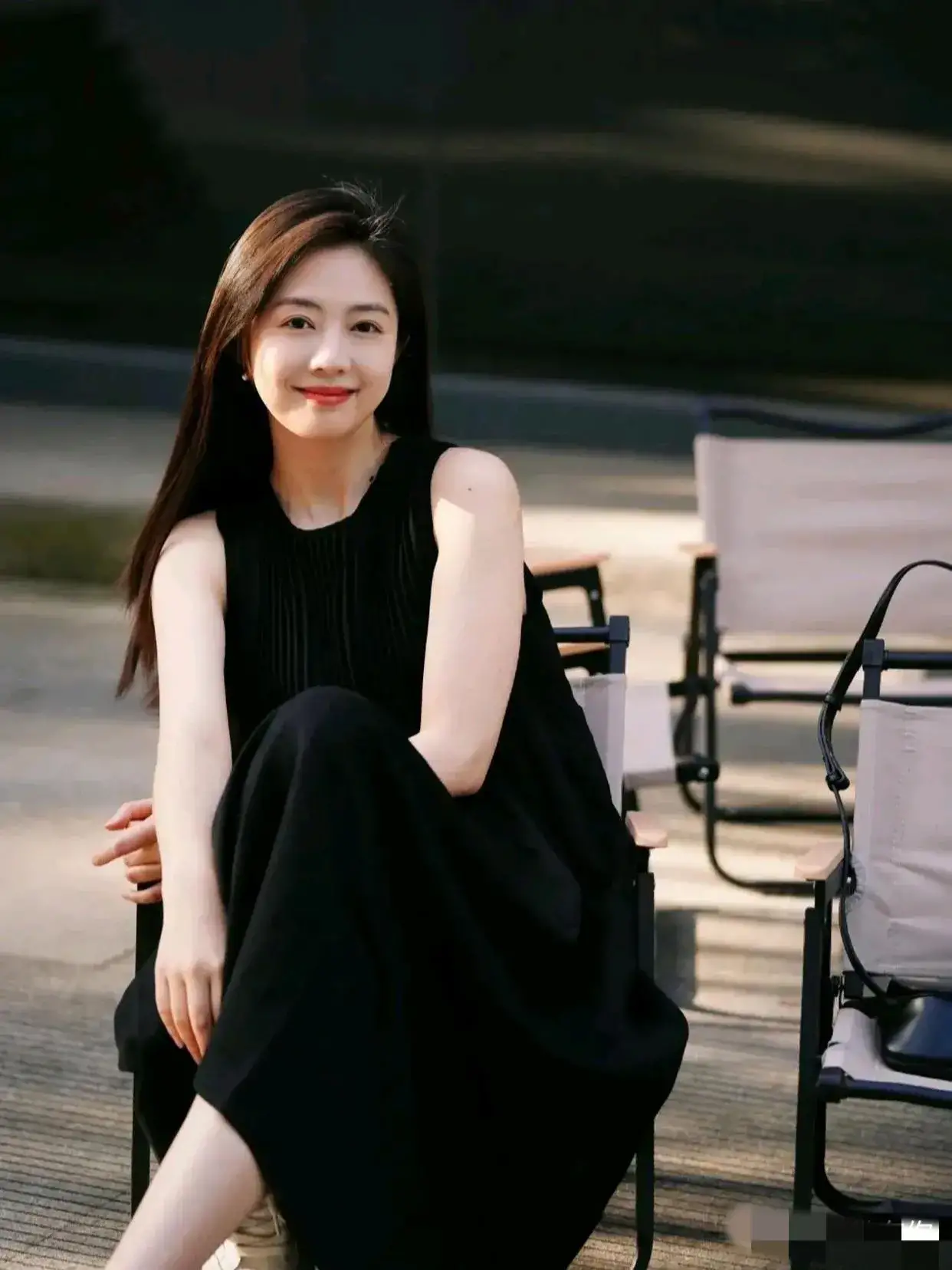 风韵美女的笑容甜美,阳光爽朗的笑,肤白貌美的身材,这样的组合一起