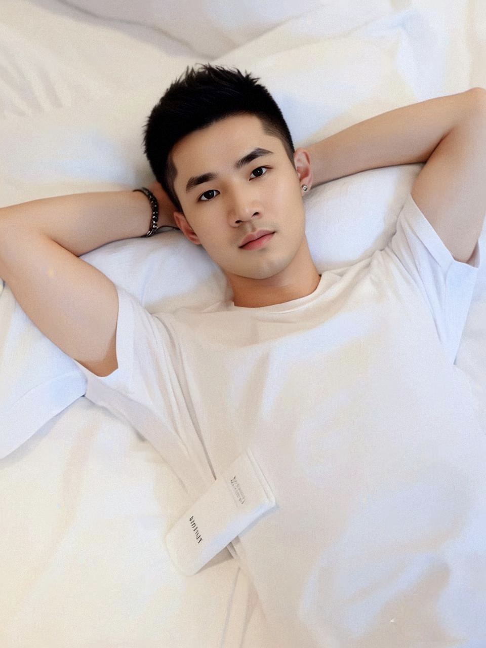 清晨,阳光如轻柔的纱幔,透过斑驳的树叶缝隙,洒在身上,暖融融的