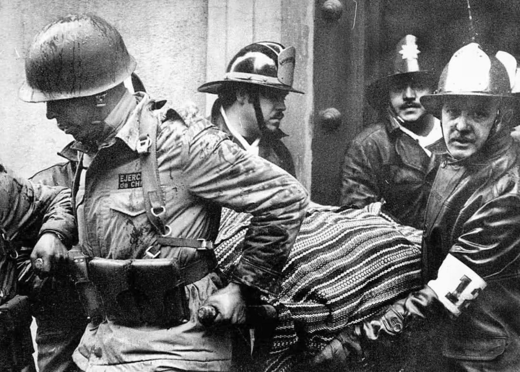 世界历史# 1973年9月11日智利总统阿连德手拿ak,头戴钢盔,面对叛军