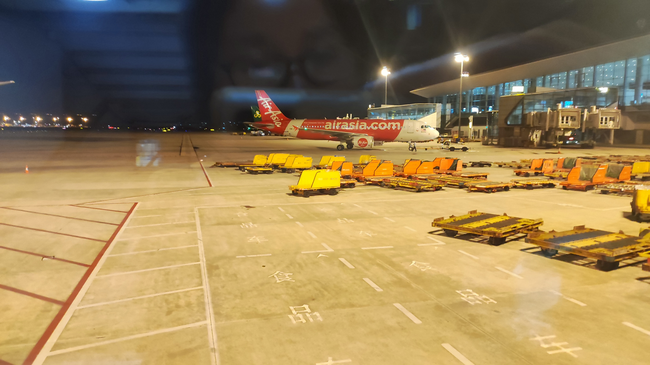 晚上12点差不多坐上了灰机,2点多到达广州,哇机场真大,好多灰机,90