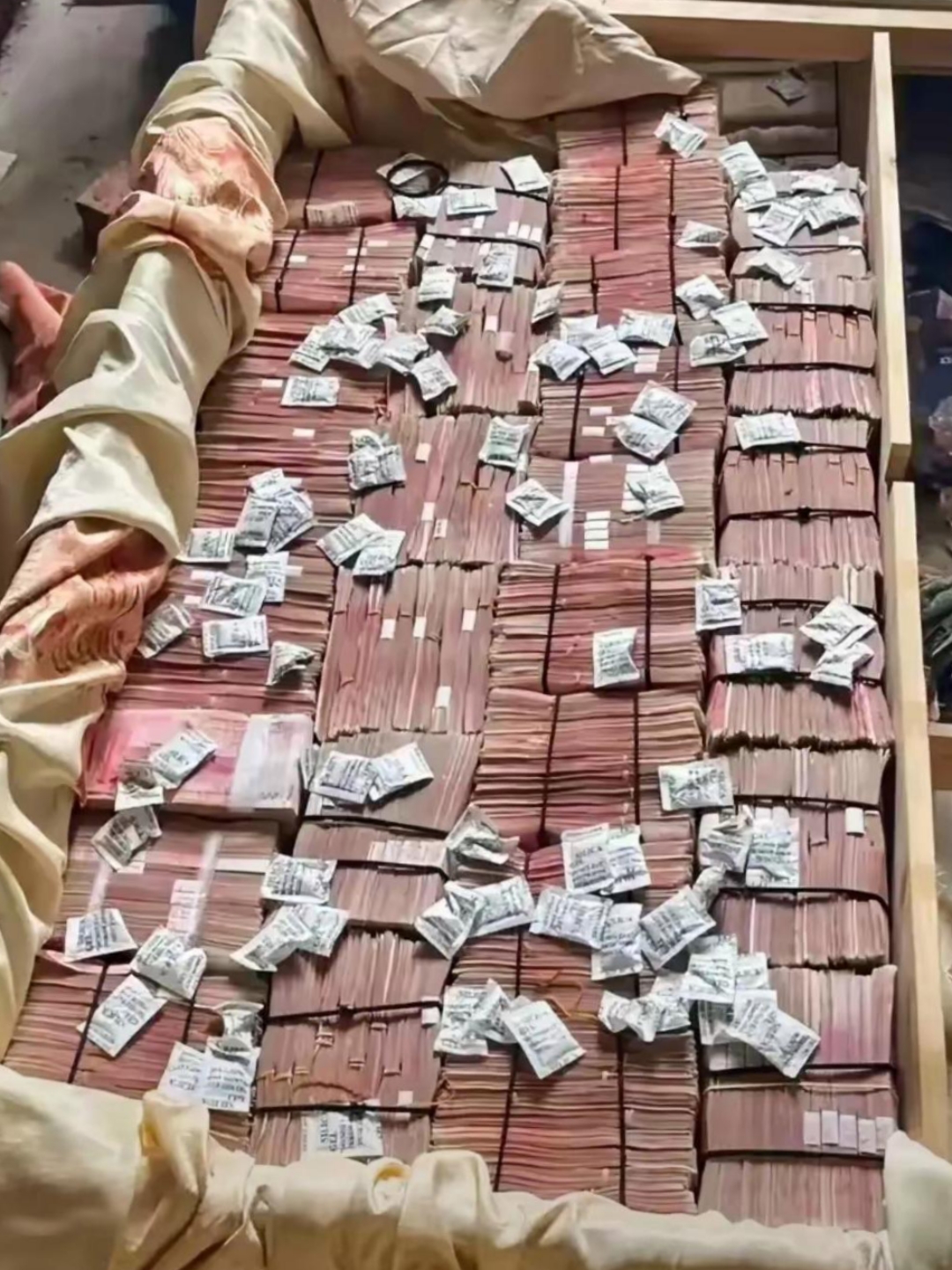 家人们看看这个贪官贪的也不少呀,钞票用大号麻袋装存,里面还放了好多