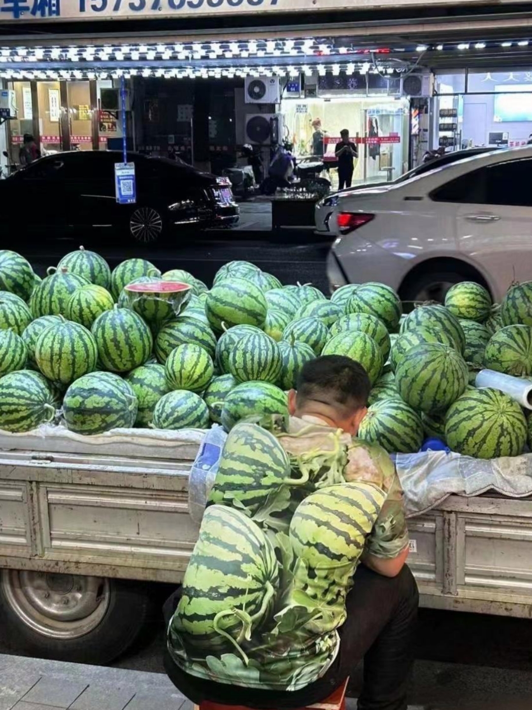 你不会穿件其他的衣服吗,怪不得你卖不掉西瓜的.#热点引擎计划