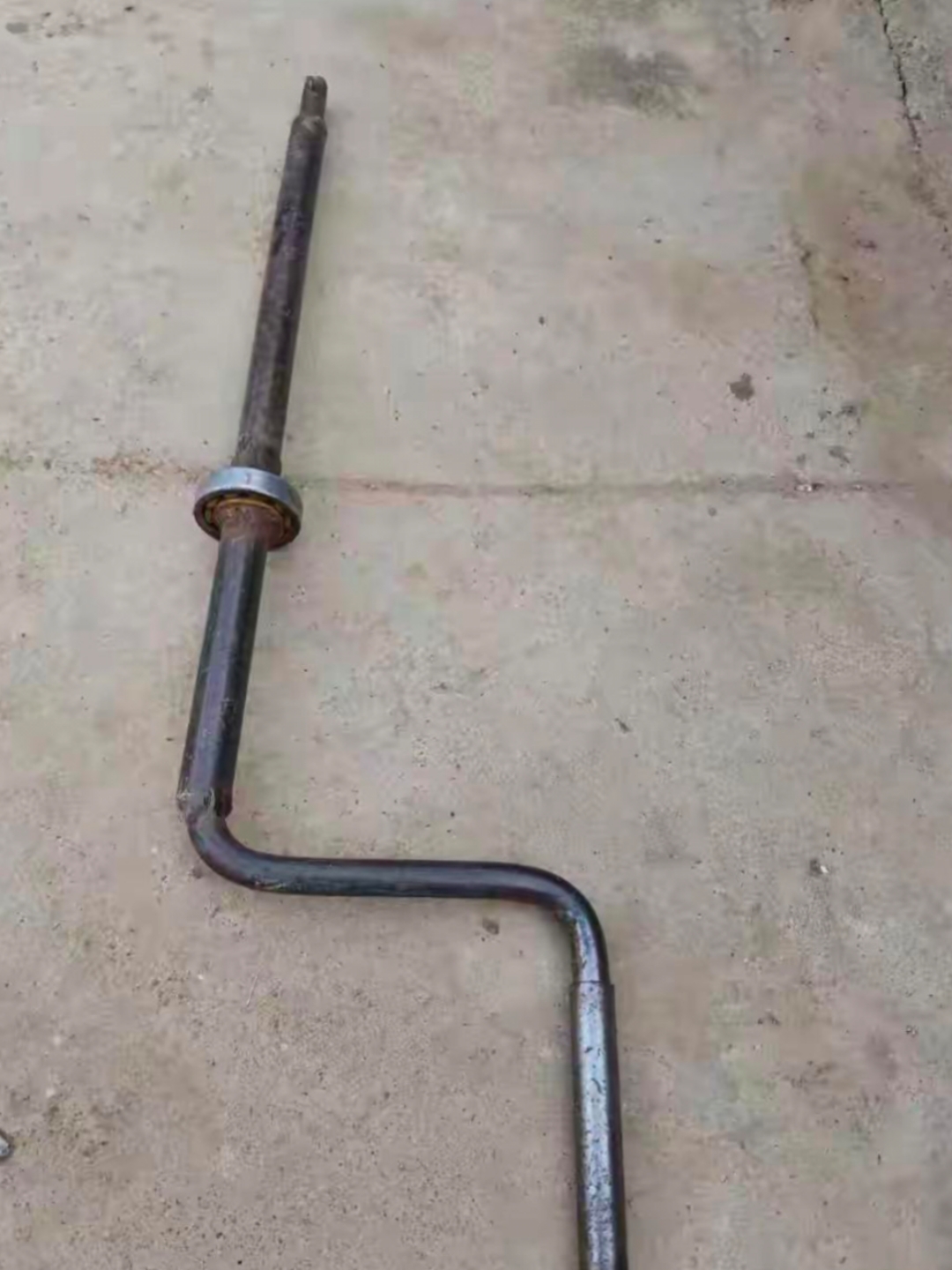 我觉得凡是生在农村的家人们,肯定都会认识的,启动柴油机的摇把