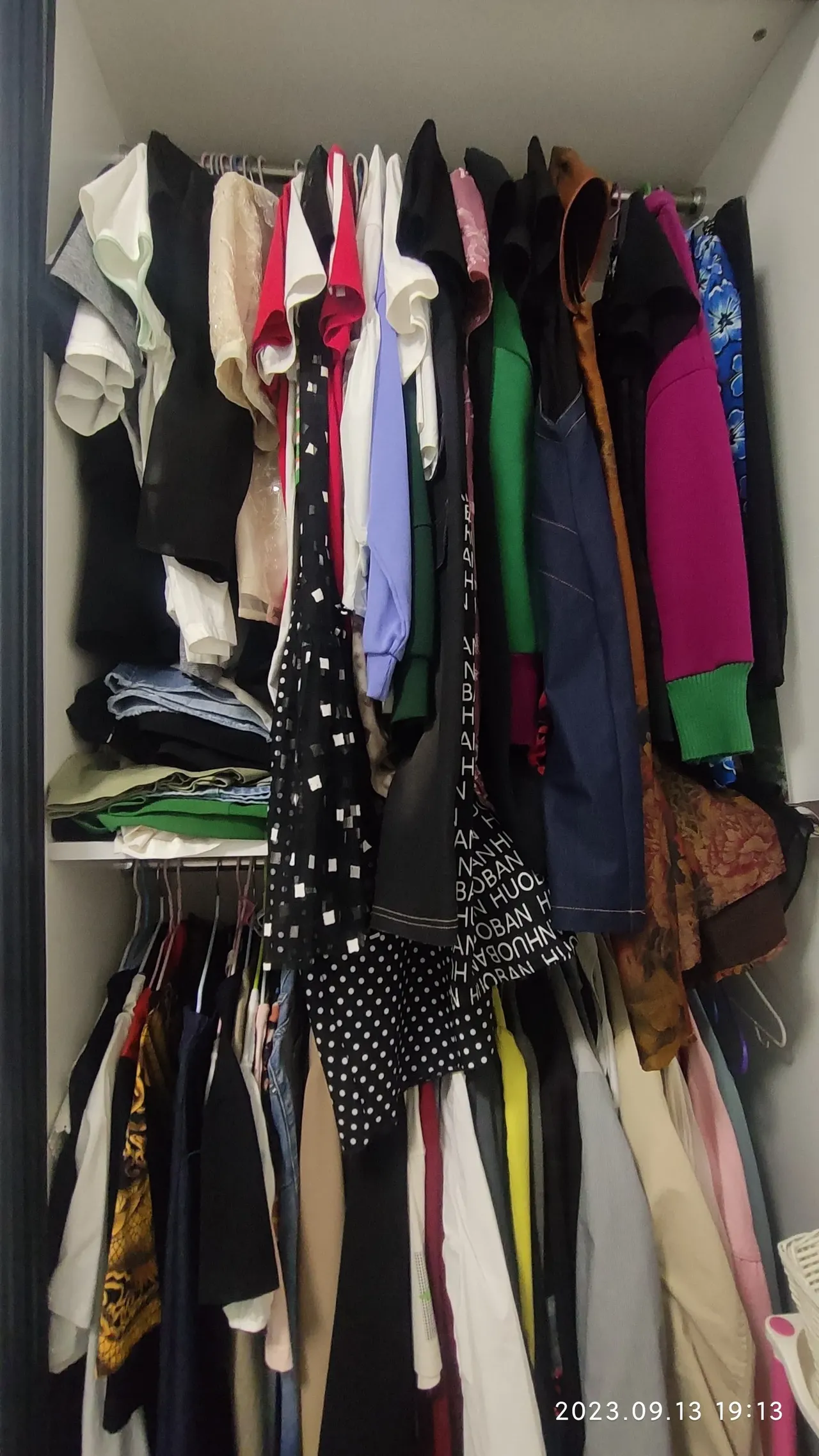 柜子里挂满了我一个人春夏秋冬的衣服,除了逛商场或聚会,平时很多时候