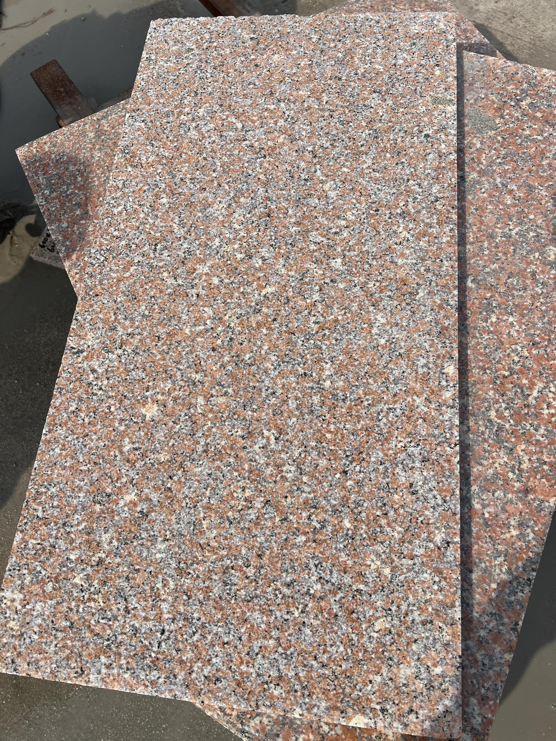 五莲红干挂板# 五莲红干挂板是一种常用的花岗岩石材建筑装饰材料,主