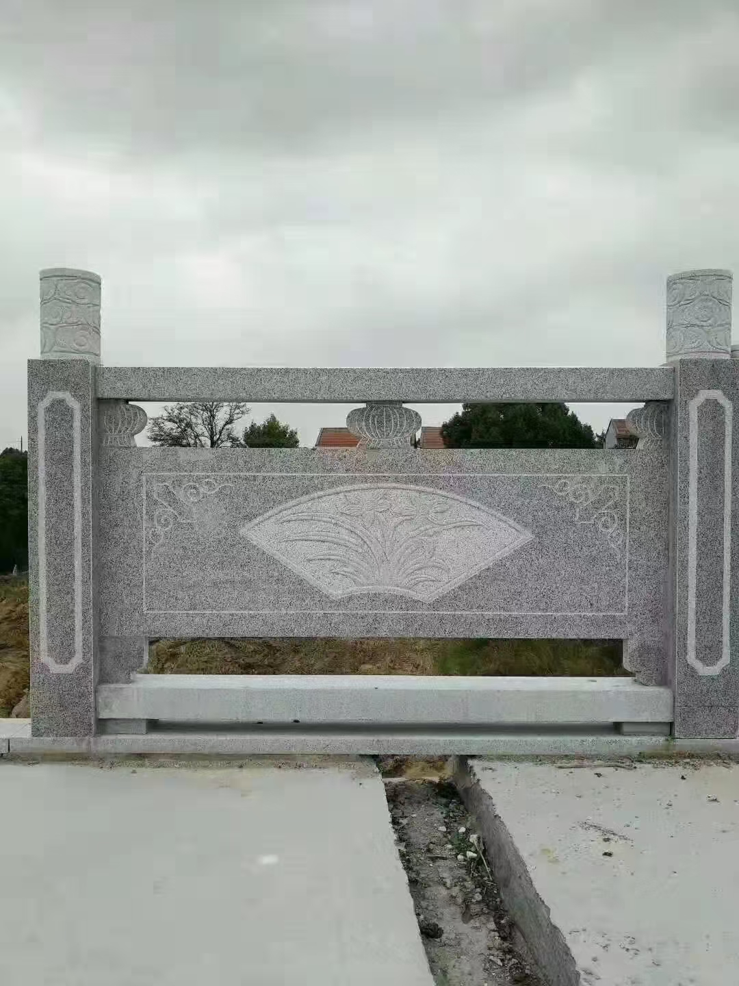 桥栏杆# 花岗岩石材桥栏杆是用花岗岩石材制成的栏杆,以下从其痰沣