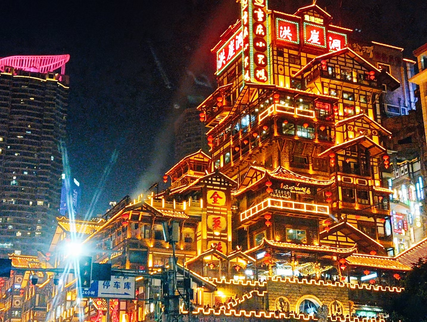 千与千寻"油屋" 春节假期都过完,解放碑还被外地人攻占