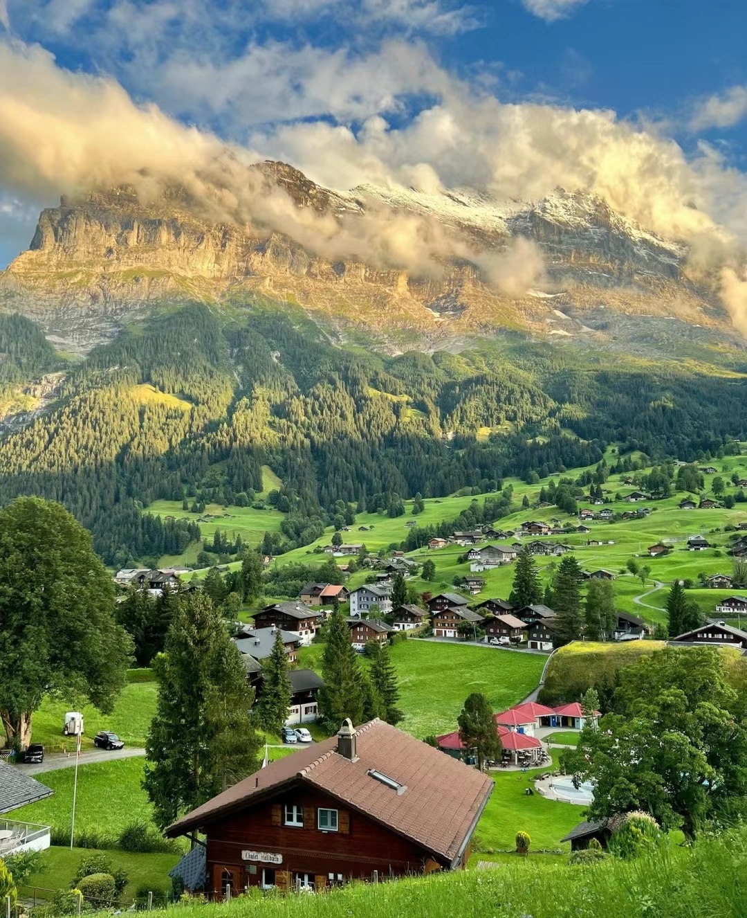 让人感受到无尽的宁静山脚下的房子生机勃勃的图片 唯美天空山顶山上