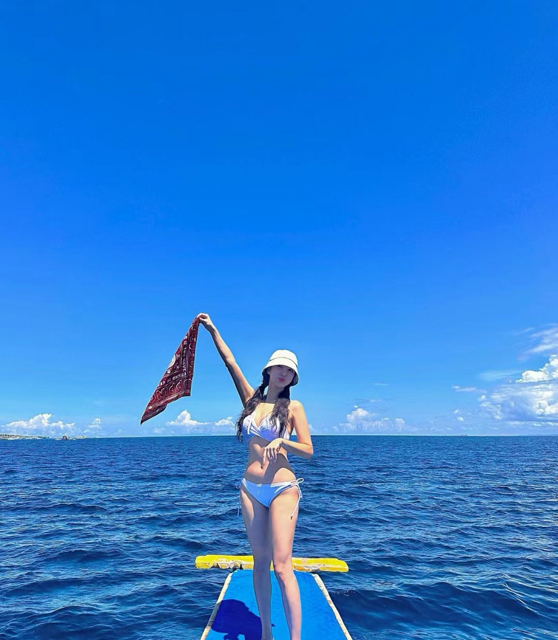 蓝天白云,比基尼,美得让人心醉.让我们一起享受这美好的时光吧!