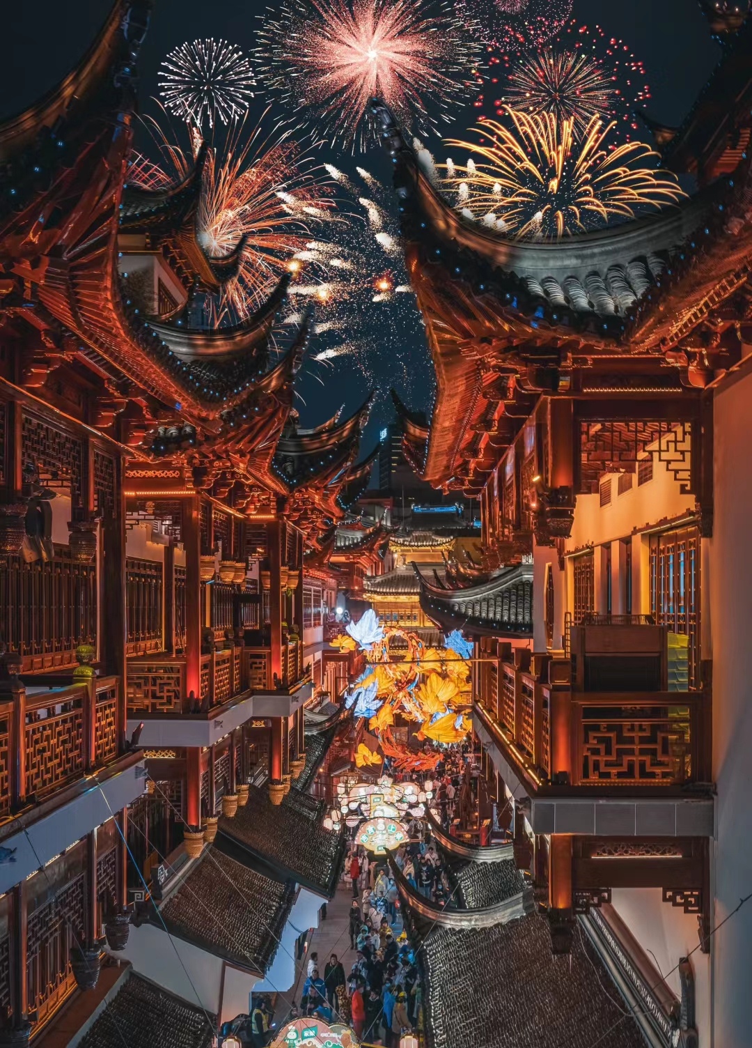 在城市的繁华街道上,我仿佛穿越了时空隧道,回到了古代的盛世时期.