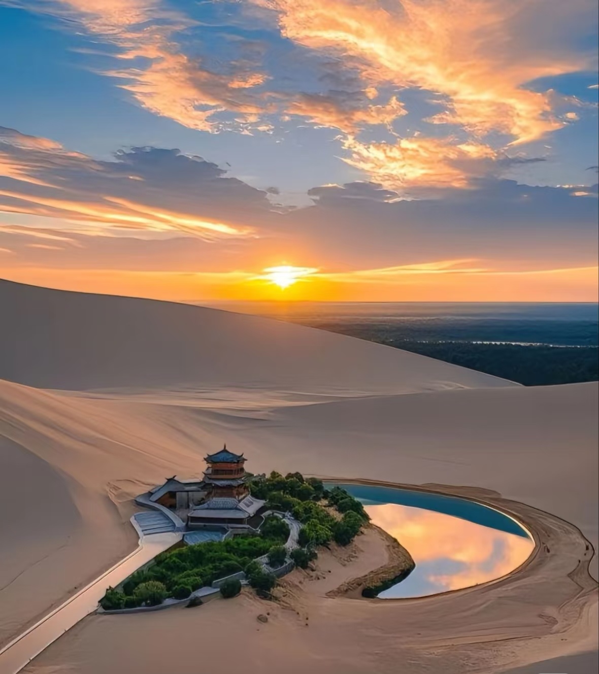 敦煌鸣沙山月牙泉景区 驼铃摇醒沙粒的旧梦,一弯新月坠入无垠沙海