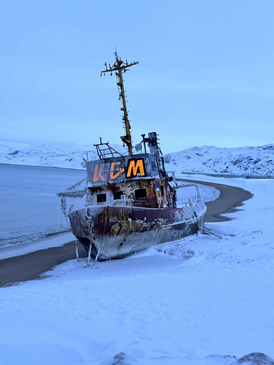 站在船边,仿佛能听到海浪的低语和过去的呼唤