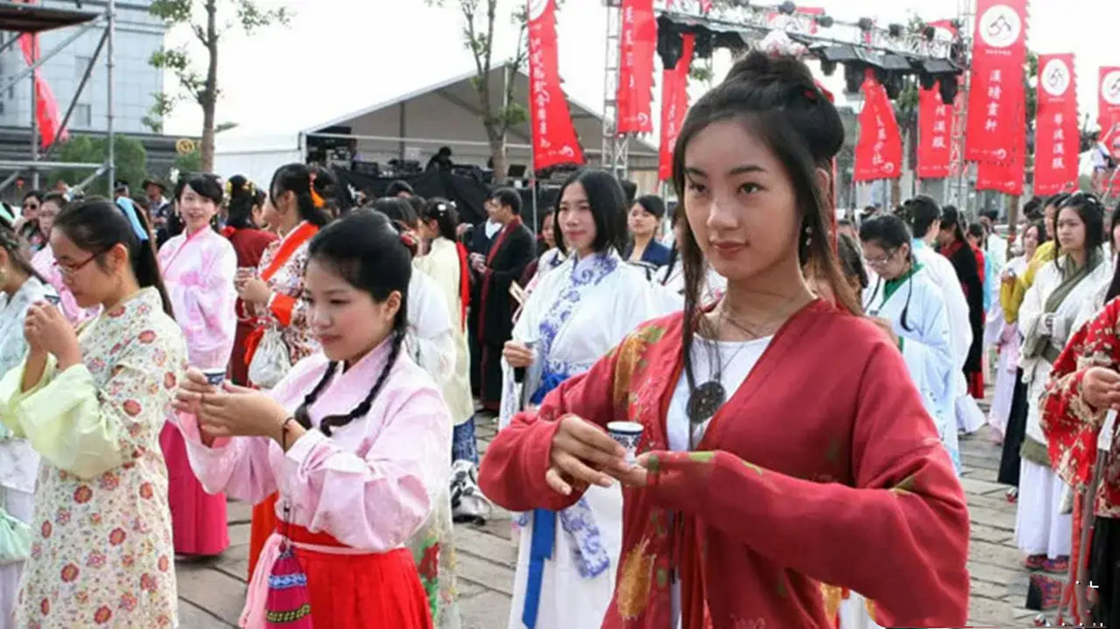 世界上华人居住最多的十个国家:  第一名:印度尼西亚,2000万  第二名