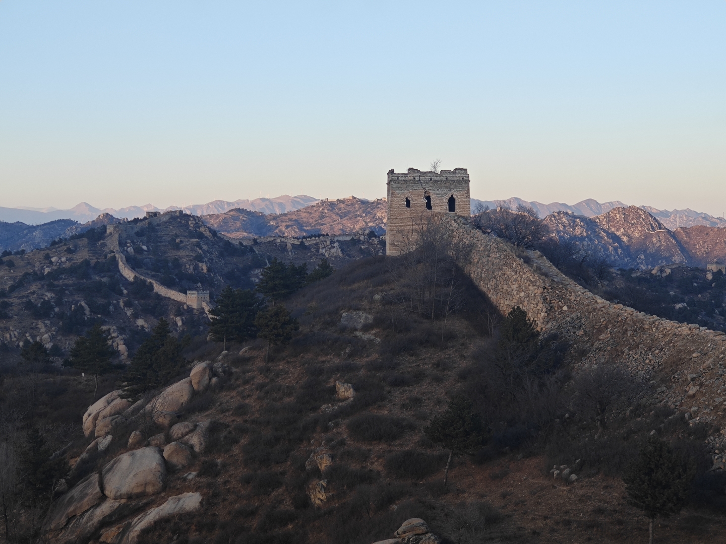 哇塞,保定还有这么好的长城,看这长城上的烽火台真有历史感,山脉连绵