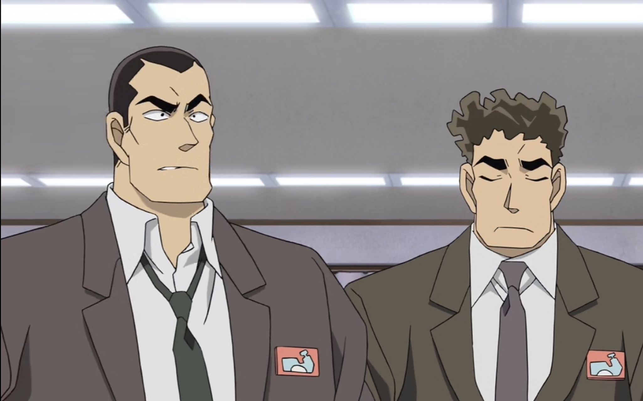 横沟重悟长着浓眉大眼,留着一副三角平头(猫头鹰),脸型和哥哥横沟参悟