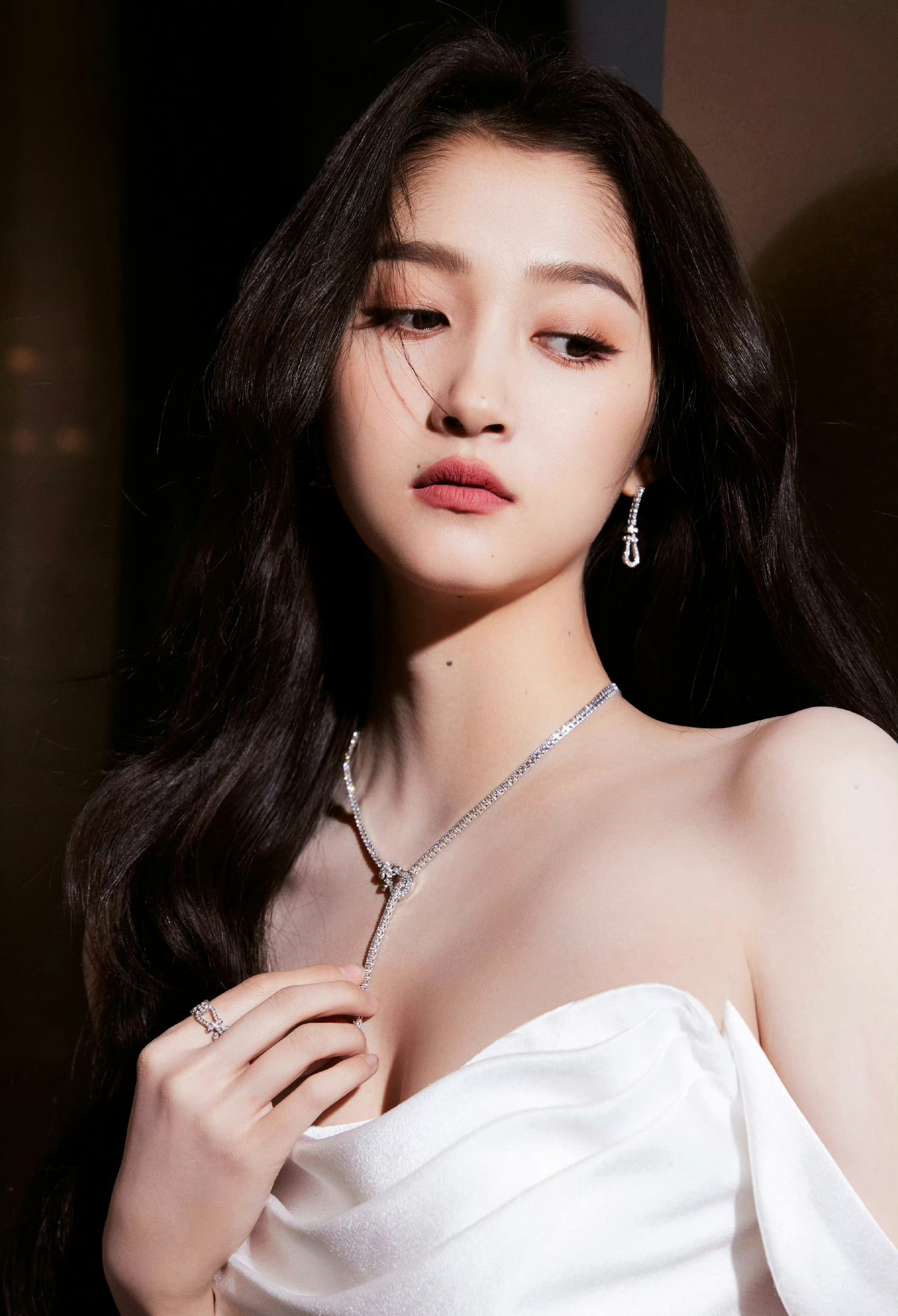 关晓彤,酥胸半露,事业线浅浅展露,让人惊叹身材真好,真有魅力[色][色]